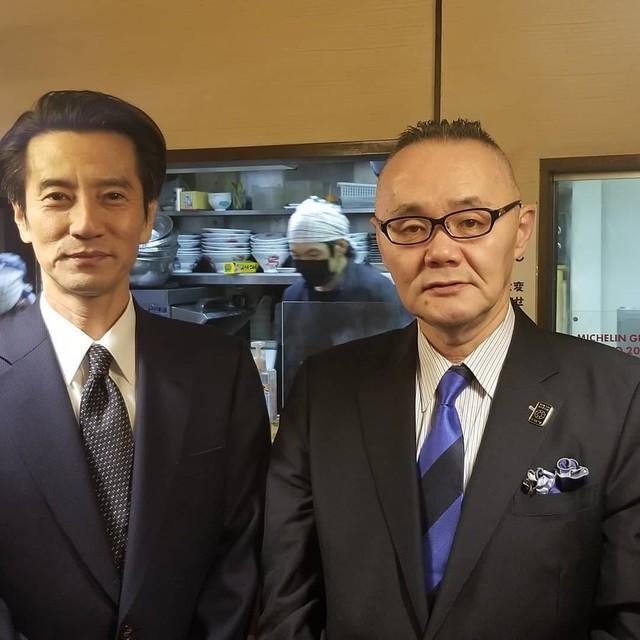 ドラマ「ラーメン刑事」で主演する津田寛治(左)と元祖ラーメン刑事の小川泰平氏(小川氏提供)