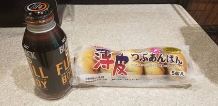 小川泰平氏が張り込みで飲食していた開閉式キャップ付きのブラック缶コーヒーとミニサイズのあんぱん