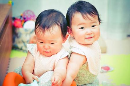 双子は虐待のリスクが高いということが調査で明らかになっています（beeboys/stock.adobe.com）