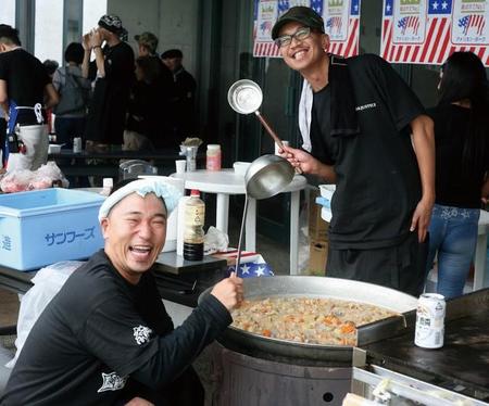 宮城県七ヶ浜国際村避難所で300人分の豚汁炊き出しに取り組む大土雅宏さん(後方)と支援グループの一員・DJ　MAMBOWさん(手前)