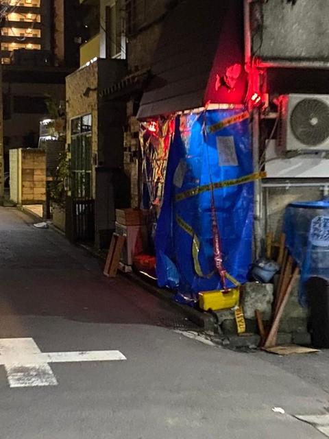 自粛警察か！？　新宿の住宅街で見た異様な光景　店を覆うブルーシートと貼り紙の真相とは