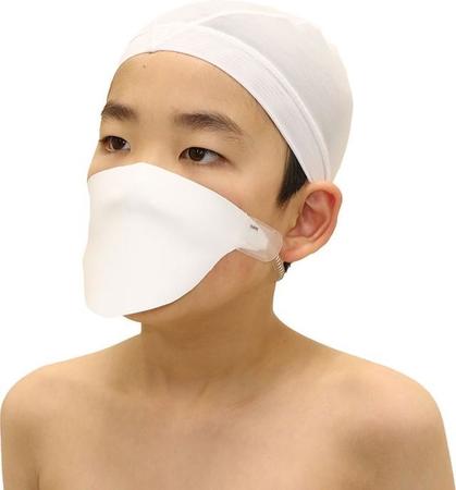コロナ対策として開発された「プール用マスク」。シャワー室やプールサイドではこのように着用する
