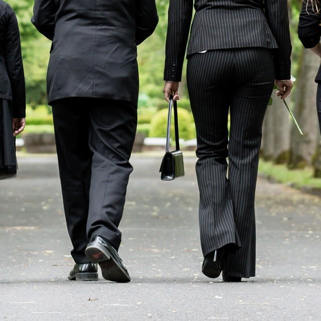 女性のパンツスーツは葬儀ではマナー違反なのか？　「大切なのは気持ち」…葬儀社に聞いた