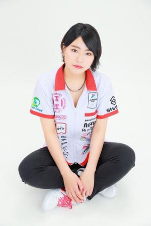 プロダーツプレイヤーの西川綾さん。彼女の練習風景をおさめたYouTubeも配信中だ