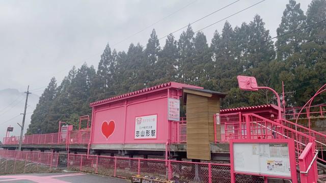 ピンクの駅が映えすぎ＆かわいすぎる！　恋人たちの聖地・恋山形駅に行ってみた