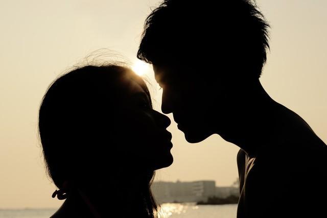 このキスが将来のお口の健康を左右するかもしれません…（ＭＯＭＯＴＡＲＯＵ/stock.adobe.com）