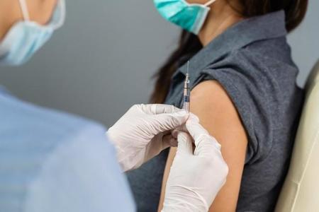 副反応への正確なデータがない状況の中、ワクチンを先行接種する医療従事者は接種する・しないの決断を迫られているといいます（geargodz/stock.adobe.com）