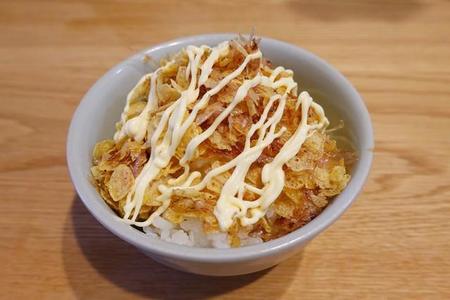 ご飯の上にコーンフレーク！？「悪魔のサクサクやみつきご飯」（日清シスコ提供）