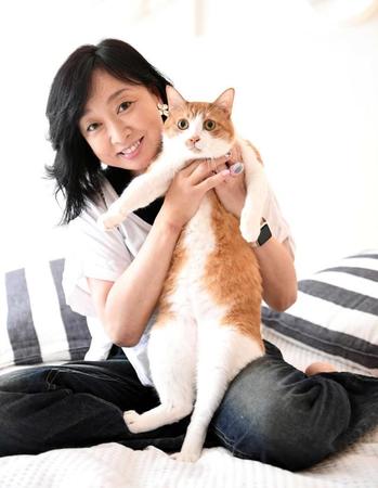 愛猫タックくんを抱っこする川上麻衣子。６月にキャットアカデミーを開催する