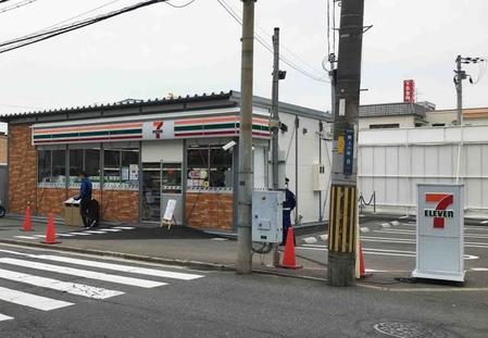 5月4日にオープンしたセブン-イレブン「（仮店舗）東大阪店」。プレハブ造りで、ふつうのセブンより少し小さめ