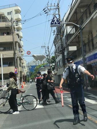 市民を誘導する警察官。布団がどこにあるか、分かりますか？(satoimoさん提供)