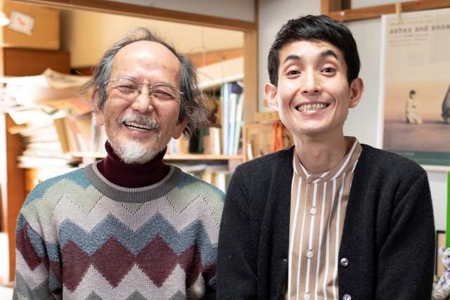 カラテカ・矢部太郎さん（右）と、父親のやべみつのりさんとのツーショット（提供画像）