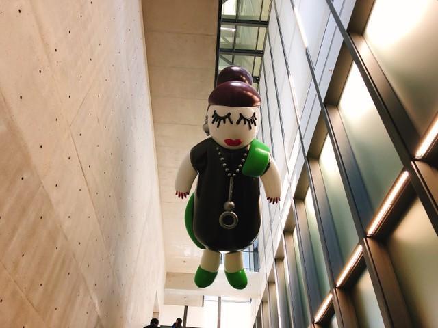 長さ5.2m、幅2.3mのコシノヒロコ風船人形が、階段の頭上に「フワフワ」と宙を浮く
