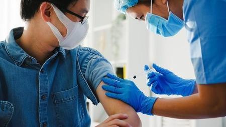 ワクチンは１回目より2回目の接種後は副反応がでやすい(tirachard/stock.adobe.com)