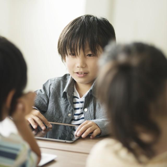 2～3歳の頃からタブレットを使っている子どもたちです。思いもかけぬものを見ているかもしれません＝画像はイメージです（ohayou!/stock.adobe.com）