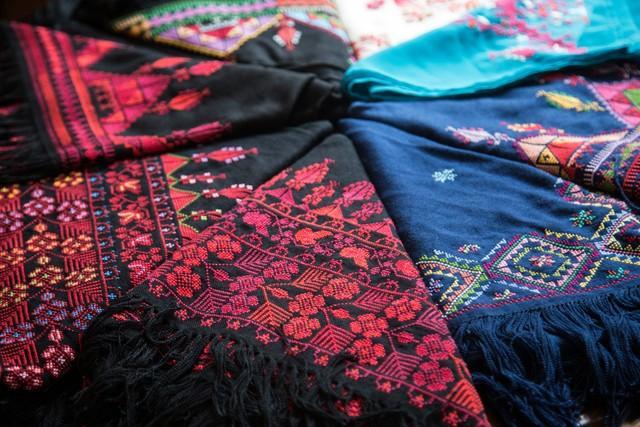 パレスチナ刺繍製造を通しガザ難民女性たちの経済的自立を支援する刺繍プロジェクト「Sulafa」※パレスチナ・アマル提供