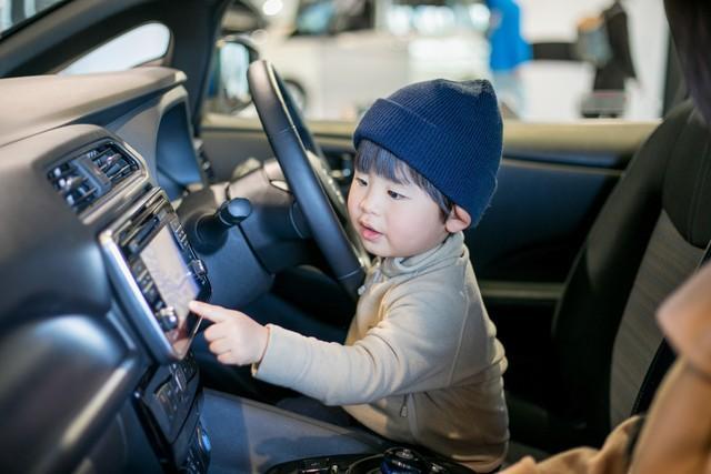 運転席で遊ぶ子ども。目を離した隙に子どもが自動車を運転してしまう事態を防ぐには…(Hiroki Obara /stock.adobe.com)