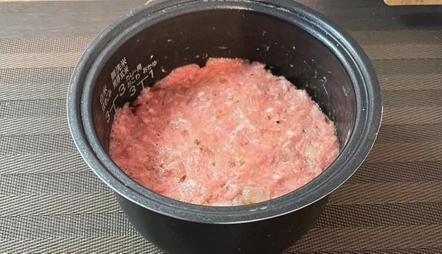 ハンバーグのタネを炊飯器にそのままぶち込んで調理したという投稿がTwitterで話題に（提供写真）