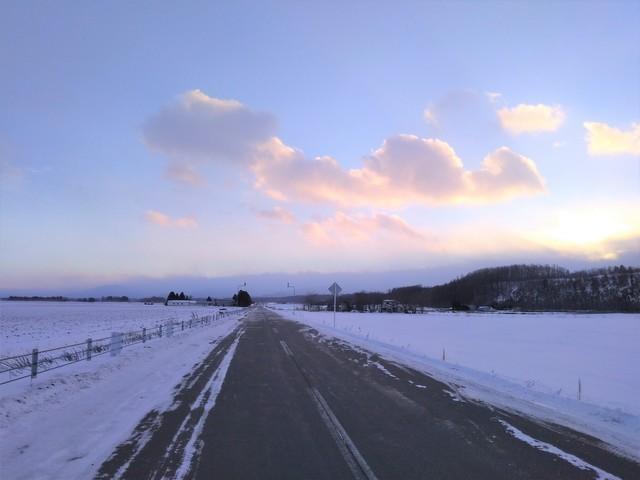 果てしなく続く北海道の道路…