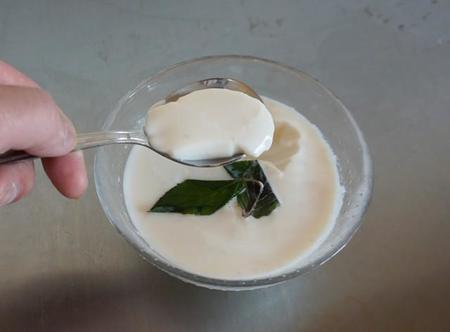 タカナシ乳業の低温殺菌牛乳を使って作る「ふるふるミルクプリン」。実践ではミントを乗せましたが、原則的には砂糖、お湯で溶かした粉ゼラチンを混ぜるだけで完成します。