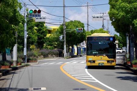 山陽バスが投稿した写真。運転席のほか、後続車のナンバープレートにもモザイクをかけている（山陽バス提供）