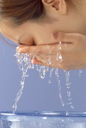 洗顔はぬるめ湯で、冷たい水はＮＧ