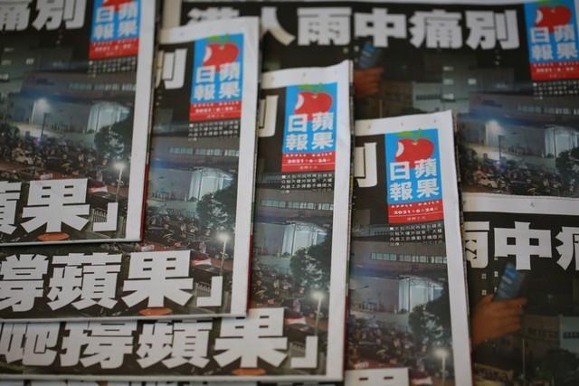 香港民主派の声「リンゴ日報」休刊　「子供たちに教えるために」多くの市民が最後の朝刊を買った理由