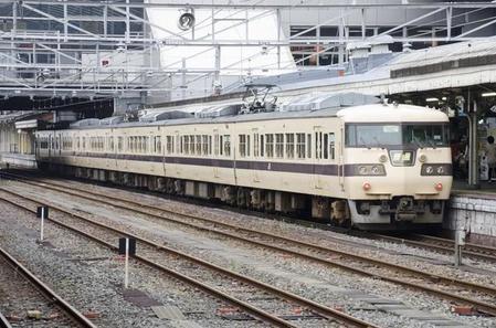 新快速カラーの国鉄型車両117系（健弘 中野/stock.adobe.com）