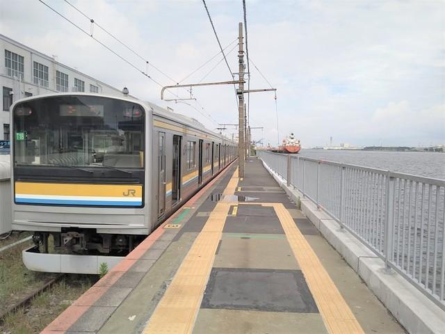 海芝浦駅に停車する205系1100番台。遠くにタンカーも見えます