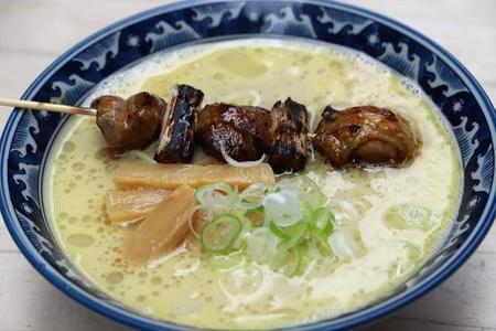 ラーメンに焼き鳥が入っている理由は？