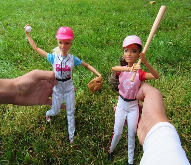 待ってて〓大谷！？バービー人形で「二刀流ごっこ」遊びは実現できるか？　柔軟性がないのが玉にきず