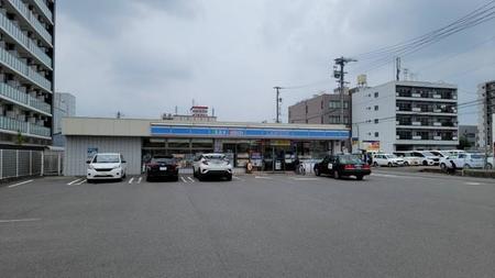 現金２５００万円強奪事件のあった名古屋市内のコンビニ駐車場。かなりの広さがある(撮影・小川泰平)