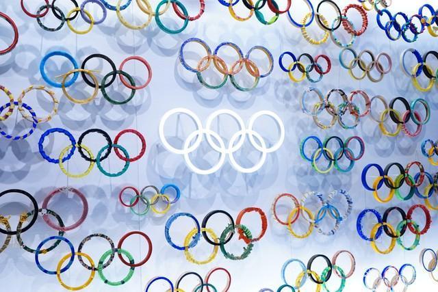 五つの輪が重なり合うオリンピックシンボル。さまざまな意匠のものが並びます(Eric's library/stock.adobe.com)