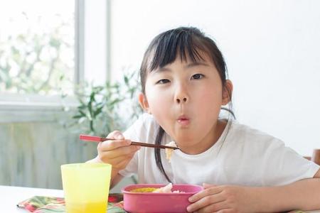 給食がなくなる夏休みは、働くママたちにとって「お昼ごはん」の用意が必要になる「試練の季節」です（ucchie79/stock.adobe.com）