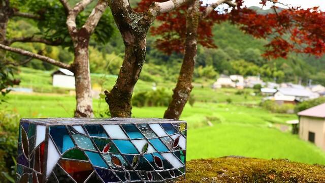 日本遺産にも指定された里山の夜景を彩る「ステンドグラス」のランプ　幻想的な光でまちおこし