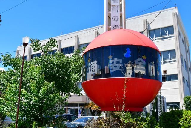 正面から見たところ。後ろの建物が旧尼崎西警察署、現尼崎南警察署の仮庁舎。