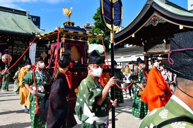 天満宮を出て、渡御が始まる