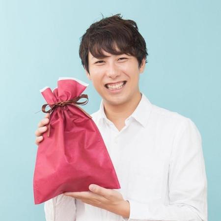 もし彼氏のプレゼントが女友達の選んだものだったらどう思いますか？（polkadot/stock.adobe.com）