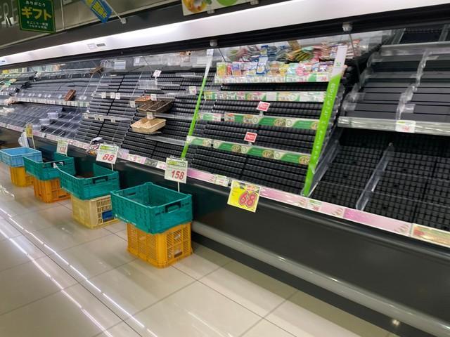 台風で船が欠航→生鮮食品もカップラーメンも売り切れ　奄美のスーパーの光景から伝わる「離島に船は生命線」