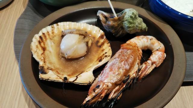 朝から超豪華、ホタテ、エビ、イカ、あさりの浜焼き…これで朝食ランキング全国4位なのか