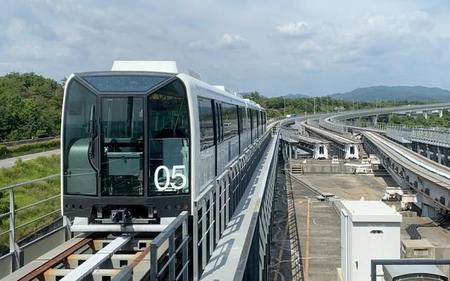 静かに静かに駅を出て行くリニモ