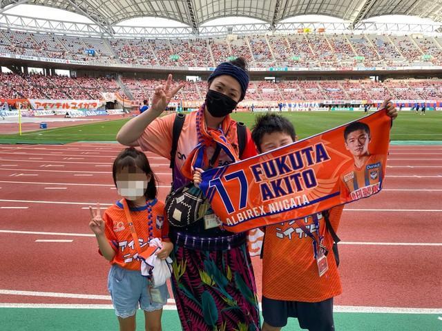 アルビレックス新潟の応援に来たささこさん（中央）と蒼くん、左は妹さん。
