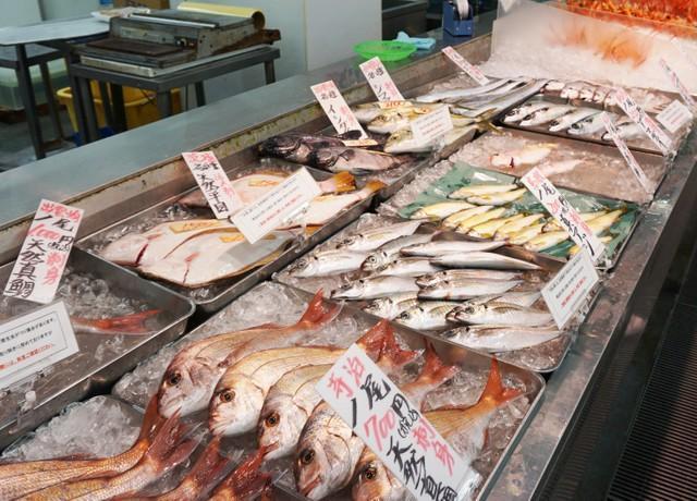 角上魚類の店頭… 時期や魚種にもよりますが、一般的なスーパーマーケットの半値から3分の1程度で購入できるものもあります