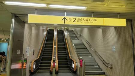 白金高輪駅構内のエスカレーター。左側の上りで事件が起きた（撮影・小川泰平）