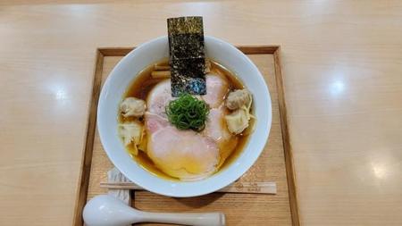 湯河原にあるラーメンの聖地　「飯田商店」の人気メニュー「しょうゆチャーシュー麺わんたん入り」。価格は１９８0円。