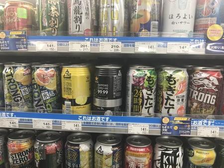 お店に並ぶさまざまな缶チューハイ商品（Koukichi Takahashi - stock.adobe.com）