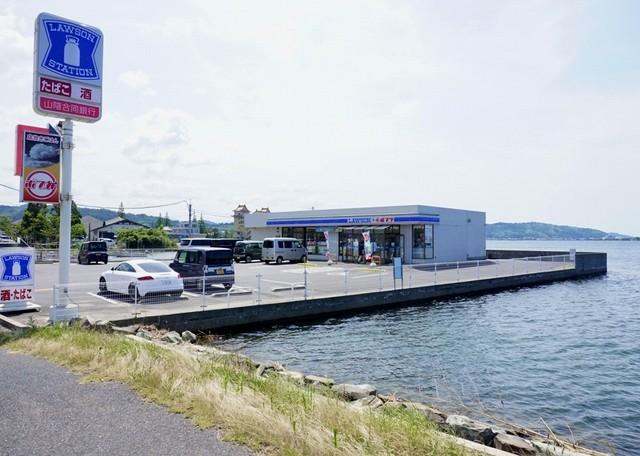 唐突に、湖に浮くコンビニがあらわれた！