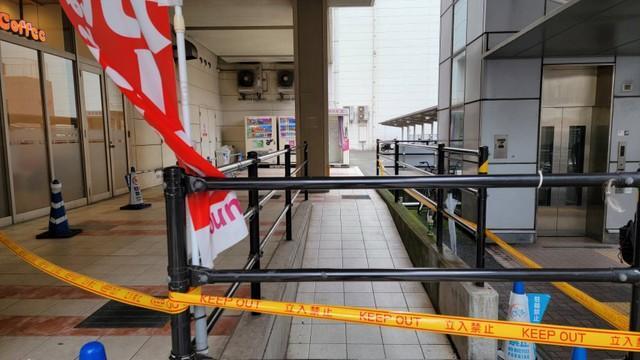 広島県呉市で女性が殺害された商業施設の事件現場。規制線が貼られていた（撮影・小川泰平）