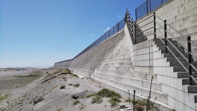 巨大な防潮堤の先は浜名湖、左は太平洋