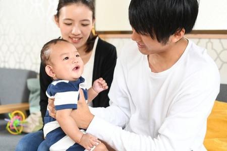 子供は腕の腫れを狙っている？（※イメージ画像）